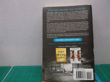 Girl In The Blue Coat - Monica Hesse (paperback book)