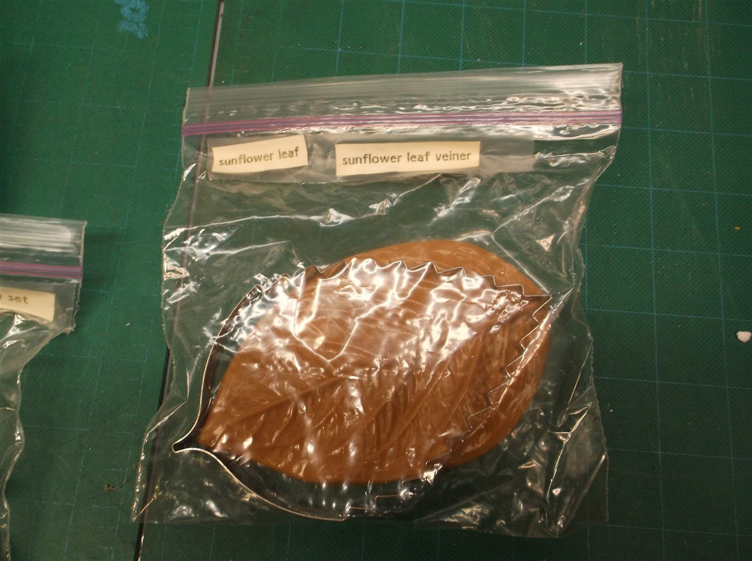 (6) Gum paste lilly gerbera daisy gardenia lilly sunflower leaf and moth orchid