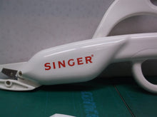 SINGER SMART SCISSORS Battery Operated Fabric Cutter DS1