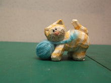 Eddie Walker Figurine Cat w Yarn Ball ds1