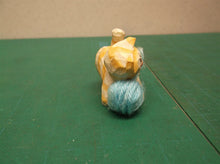 Eddie Walker Figurine Cat w Yarn Ball ds1