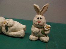 Eddie Walker Figurines Bunnies w Daisies ds1
