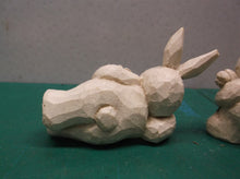 Eddie Walker Figurines Bunnies w Daisies ds1
