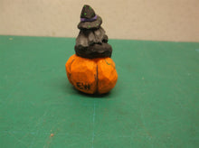 Eddie Walker Figurines Witch on Pumpkin ds1