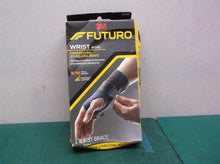 FUTURO Compression Stabilizing Wrist Brace Right Hand S/M