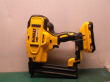 DEWALT DCN681 18ga x 1/4" staple gun 20 volt 3AH with battery and charger