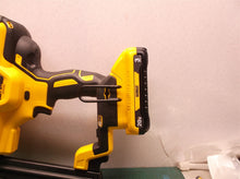 DEWALT DCN681 18ga x 1/4" staple gun 20 volt 3AH with battery and charger