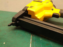 DEWALT DCN681 18ga x 1/4" staple gun 20 volt 3AH with battery and charger
