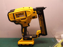 DEWALT DCN681 18ga x 1/4" staple gun 20 volt 3AH with battery and charger