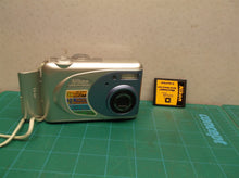 Nikon Coolpix 2000 Digital Camera with memory card & case
