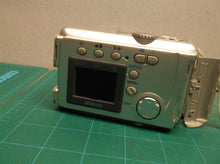 Nikon Coolpix 2000 Digital Camera with memory card & case