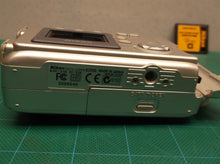 Nikon Coolpix 2000 Digital Camera with memory card & case