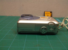 Nikon Coolpix 2000 Digital Camera with memory card & case