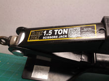 1-1/2 Ton Scissor Jack with Large Base I& handle
