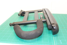 left adjustable arm rest off a quantum 610 power wheelchair DG/JM1