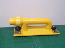Particle collecting sander with vacuum hole