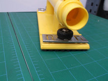 Particle collecting sander with vacuum hole