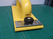 Particle collecting sander with vacuum hole