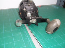 Vintage Shakespeare TIDEWATER T20L0 SALTWATER 20LB 330Yd Fishing Reel with gear