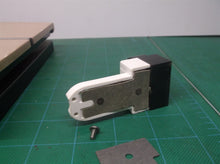 Leviton 391-1W Medium Base Bi-Pin Standard Fluorescent Lamp Holder Pedestal Scre