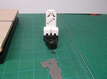 Leviton 391-1W Medium Base Bi-Pin Standard Fluorescent Lamp Holder Pedestal Scre