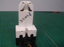 Leviton 391-1W Medium Base Bi-Pin Standard Fluorescent Lamp Holder Pedestal Scre