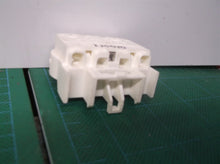 LEVITON 13454 2G11 Base 4 pin Twin Tube Fluorescent Lampholder Horizontal Snap-I