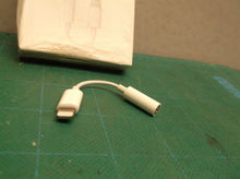 8-pin to 3.5mm headphone jack adapter