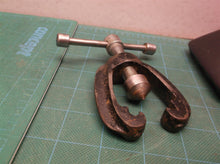 Small fixed jaw puller