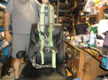Heavy duty tie off harness