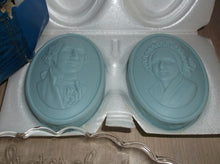 Avon Bicentennial 1776-1976 Collector Plate With 2 Soaps