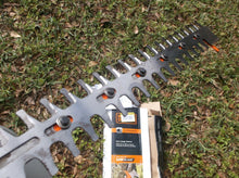Black & Decker BEHTS300 20" Type 1 120V 3.8A Sawblade Electric Hedge Trimmer