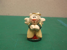 Eddie Walker Figurines Kitten Angle Small ds1
