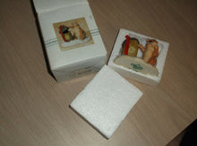 87/527 Charming Tails Figurine "Peeking At Presents"